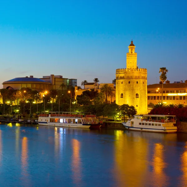 Stadsgezicht van Sevilla 's nachts, Spanje — Stockfoto