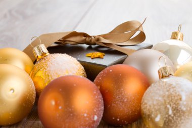 x-mas süslemeleri ve hediye kutusu