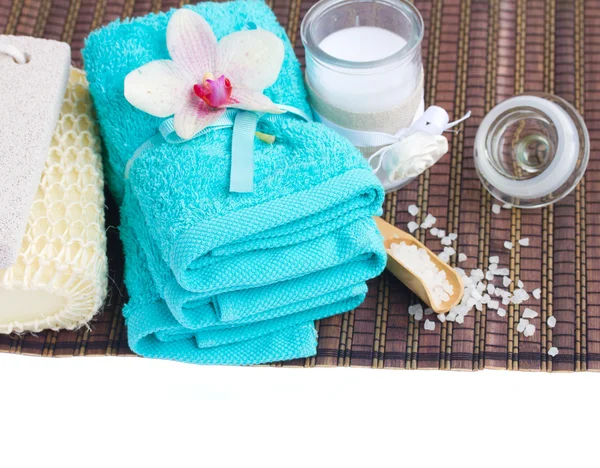 Configurações de spa com toalhas azuis e vela de aroma — Fotografia de Stock