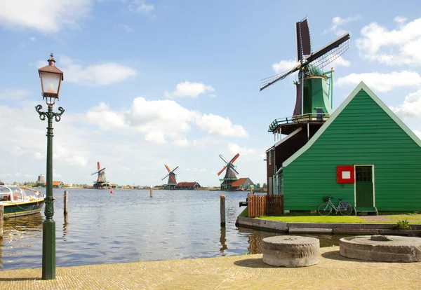 Molinos holandeses sobre el río en Zaanse Schans —  Fotos de Stock