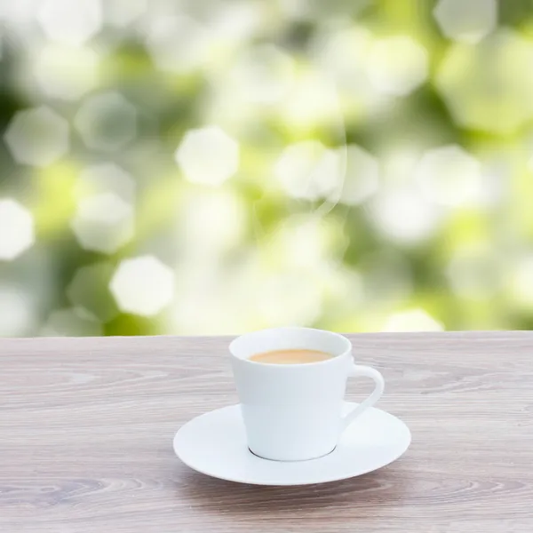 Tazza di caffè nel giardino estivo — Foto Stock