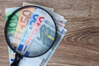 Euro banknot izleyen mercek altında