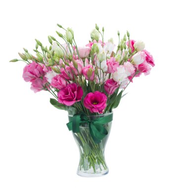 Vazoda pembe eustoma çiçekler