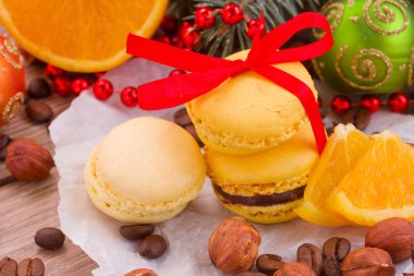 Noel ağacı ve süslemeleri ile macaroons