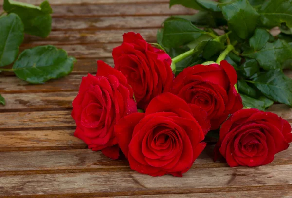 Strauß schöner roter Rosen mit Wassertropfen — Stockfoto