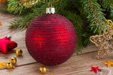 Kırmızı Top süsleme ve köknar ağacı