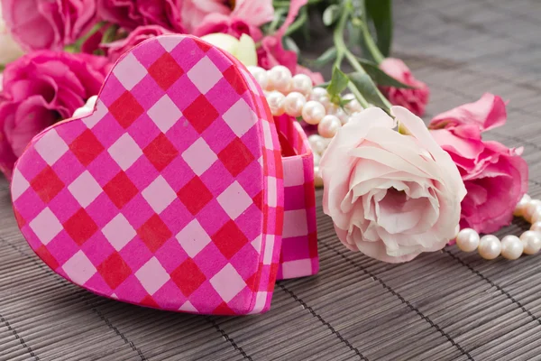 粉红心形盒子长满鲜花和珍珠 — 图库照片