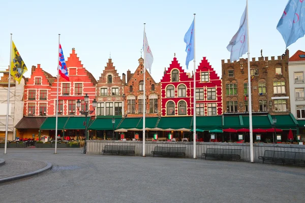 Edificios medievales en la Plaza del Mercado, Brujas —  Fotos de Stock