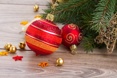 yeşil çam ağacı üzerinde kırmızı ve turuncu topu