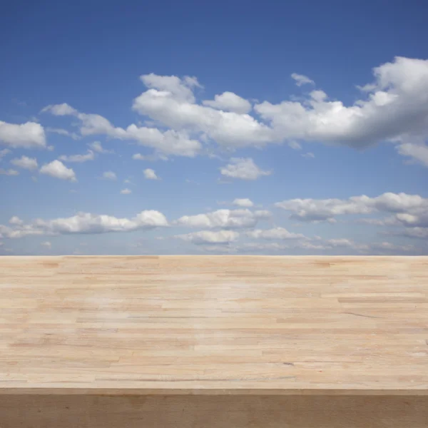 Table et ciel bleu — Photo