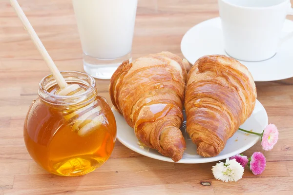 Bal ve kruvasan kahvaltı