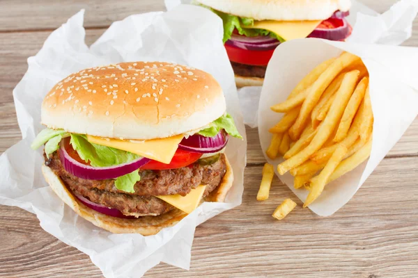 Stor burgare med pommes frites — Stockfoto