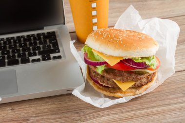 iş yerinde laptop yanında, yemek