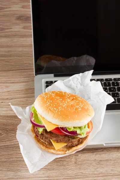 Eating at work place near notebbook — Stock Photo, Image