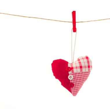 bir asılı kırmızı kalp