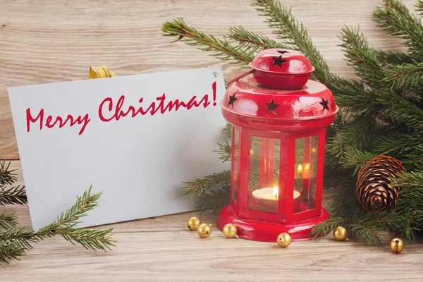 Feliz tarjeta de Navidad con linterna roja brillante — Foto de Stock