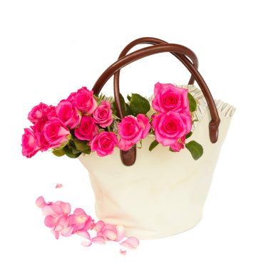 Pembe gül buketi yaprakları ile yığını