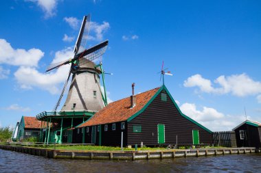 eski Hollanda yel değirmeni Nehri suları üzerinde