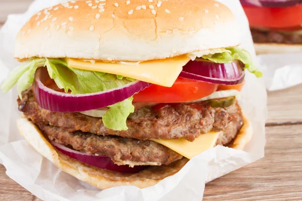 Gran hamburguesa de cerca —  Fotos de Stock