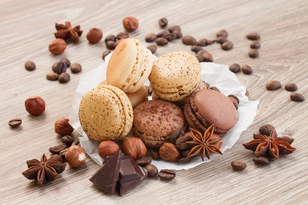 Pilha de macaroons de chocolate, café e nozes — Fotografia de Stock