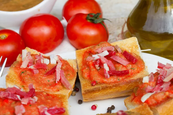 Spanish tapas - bread with tomatoes and jamon — Stock Photo, Image