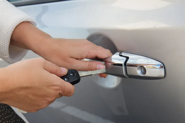 Primer plano de las manos con llaves del coche —  Fotos de Stock