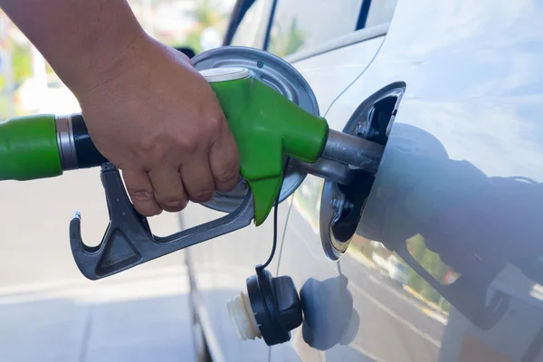 Auto mit Kraftstoff betanken — Stockfoto