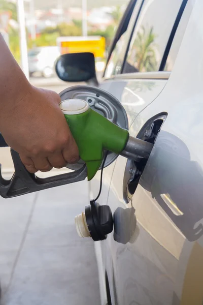 Ricarica auto con carburante da vicino — Foto Stock