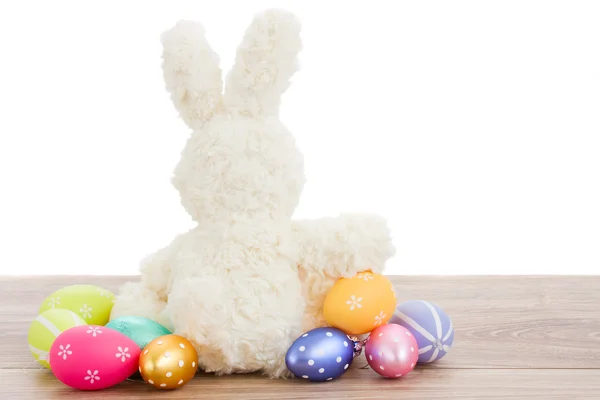 Conejito de Pascua blanco esponjoso con huevos —  Fotos de Stock