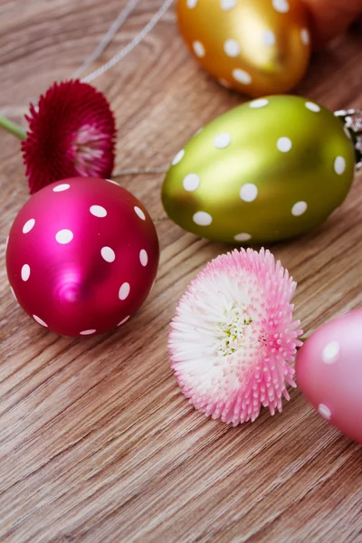 Huevos de Pascua con flores de margarita — Foto de Stock