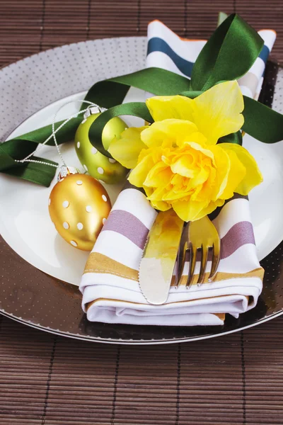 Cubertería que sirve en plato para pascua — Foto de Stock