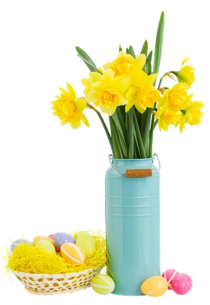 Påskliljor blombukett med påskägg — Stockfoto