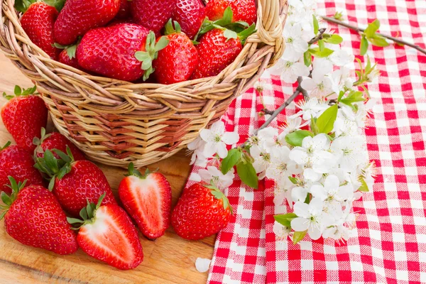 Strawberries In Wicker Basket — Stock Photo, Image