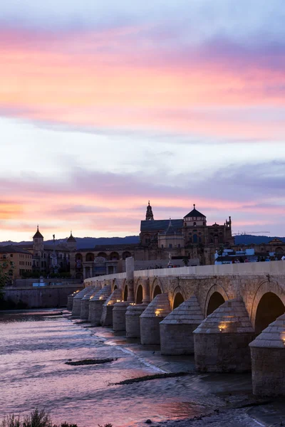 Мезкита и Римский мост в вечернее время, Испания — стоковое фото