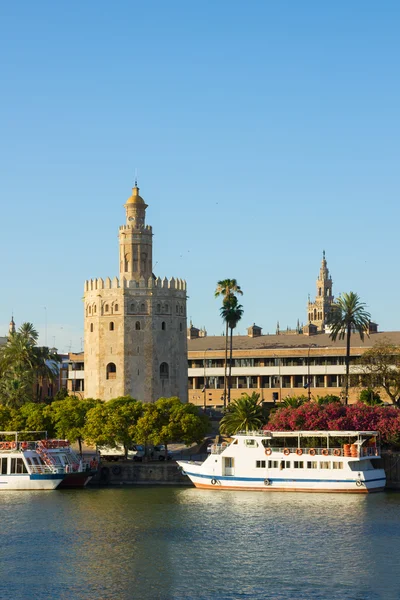 Gouden Toren (torre del oro) van sevilla, Spanje — Stockfoto