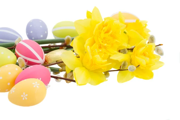 Daffodils com pepinos e ovos de Páscoa — Fotografia de Stock