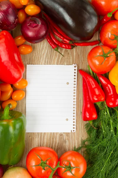 Empty paper note with vegetables — Stock Photo, Image
