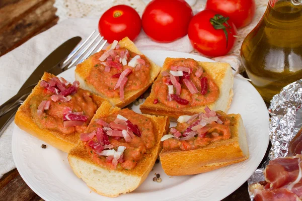 Plate of bread with tomatoes and jamon — Stock Photo, Image