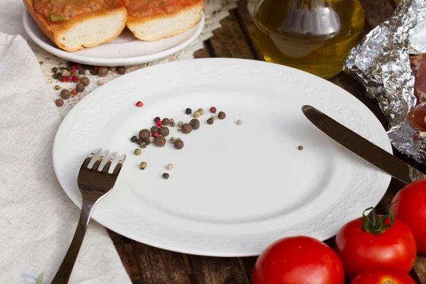 Empty plate with knife and fork — Stock Photo, Image