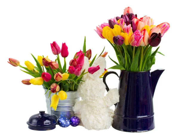 Pots avec bouquet de fleurs de tulipes pour Pâques — Photo