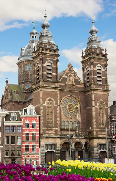 Bramante med kyrkan av st nicholas, amsterdamfasade της εκκλησίας του Αγίου Νικολάου, Άμστερνταμ — Stock fotografie