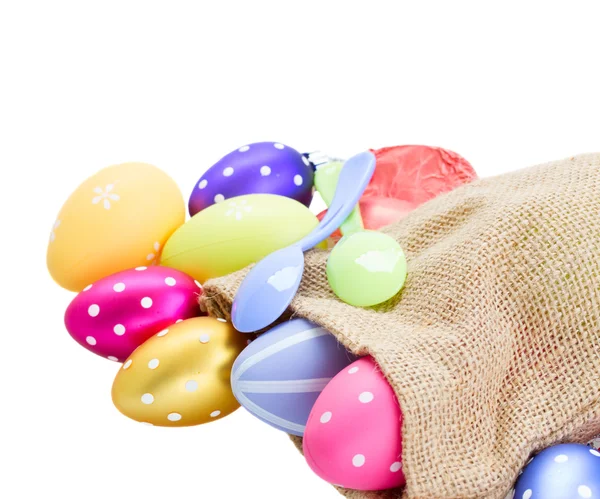 Mucchio di uova di Pasqua colorate in sacchetto — Foto Stock