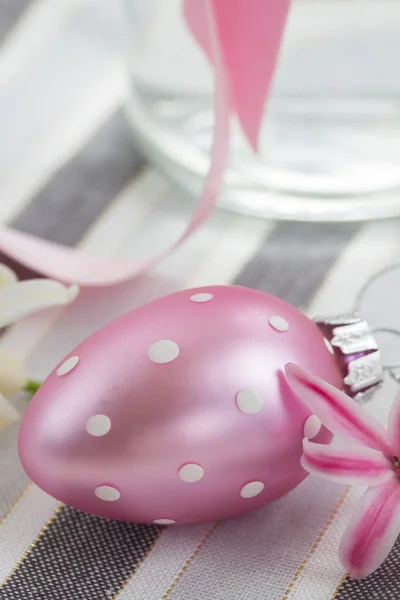 Růžový velikonoční vajíčko zblízka — Stock fotografie