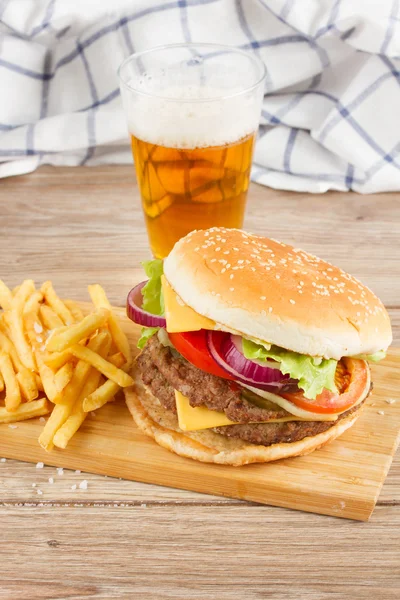 Büyük hamburger bira ile — Stok fotoğraf