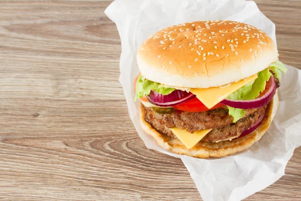 Enkele grote hamburger — Stockfoto