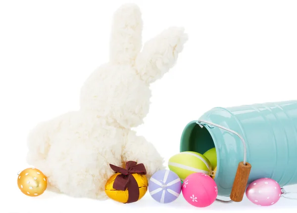 Пушистый кролик с пасхальными яйцами — стоковое фото