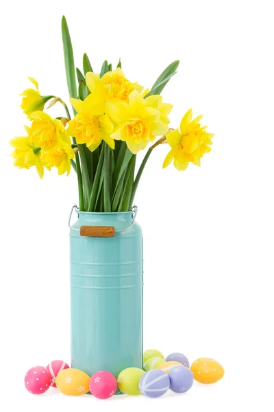 Bouquet de fleurs de jonquilles aux œufs de Pâques — Photo