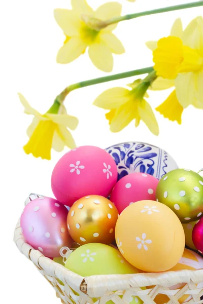 Heap of easter eggs and daffodils — Stock Photo, Image