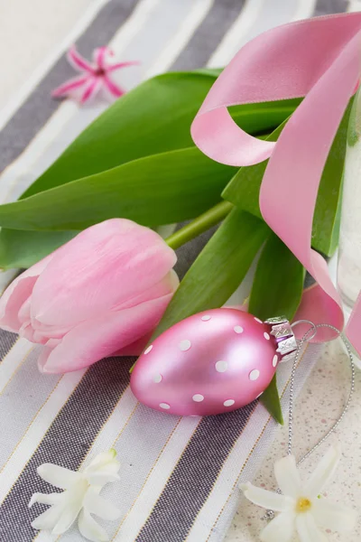 Ovo de Páscoa rosa com tulipa — Fotografia de Stock