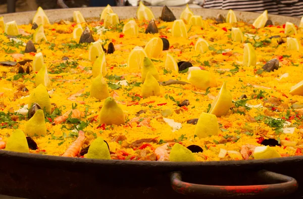 Paella espanhola típica em grande panela, mercado de rua — Fotografia de Stock